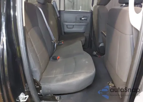 2019 Ram 1500 Classic Warlock Quad Cab 4X4 6'4 Box z USA, uszkodzony, nr VIN 1C6RR7GG6KS705649